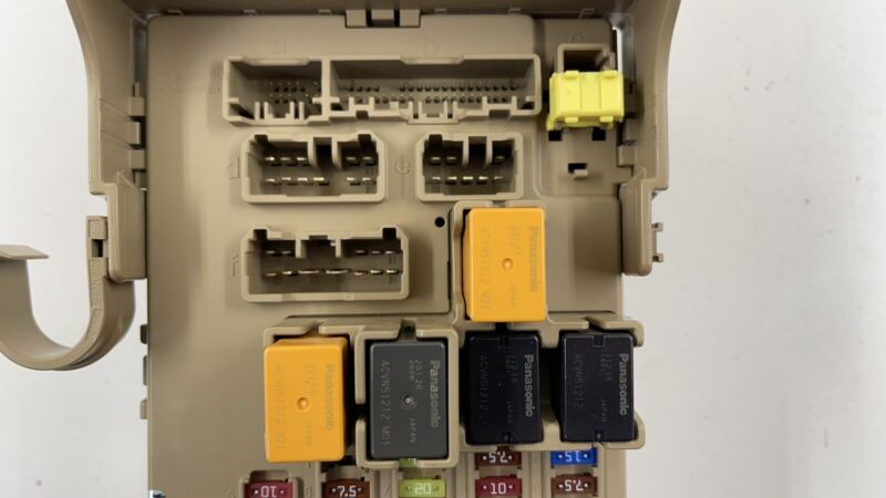 82201VC610 22-23 SUBARU WRX INTERIOR CABIN FUSE RELAY JUNCTION BOX 82201VC610 OEM
