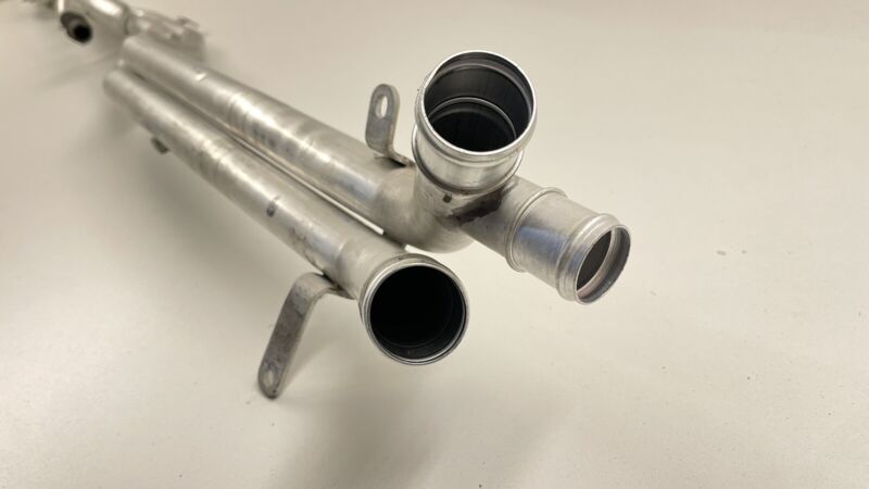 420.121.050.B / 420 121 050 B / 420121050B 08-15 AUDI R8 UNDERBODY CENTER COOLANT PIPE LINE HOSE TUBE 420 121 050 B OEM