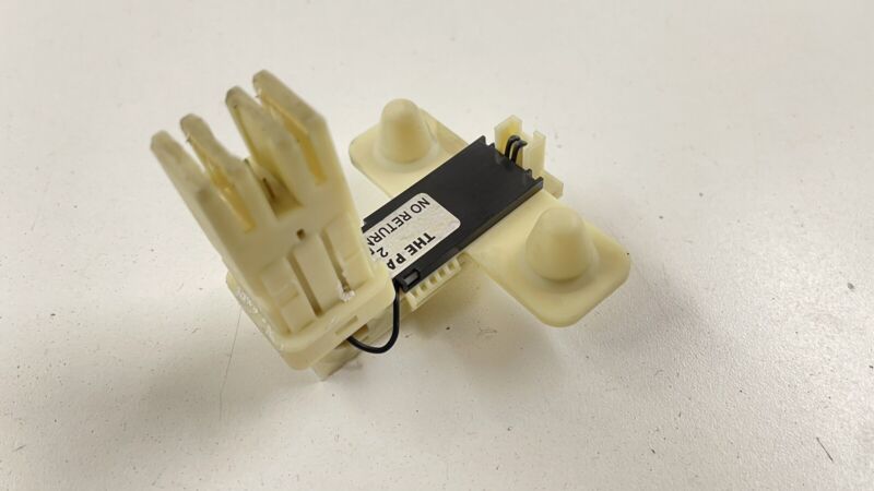 3-2840625-1 / 3 2840625 1 / 328406251 20-23 TESLA MODEL Y BATTERY END LINK TERMINAL FUSE RELAY MODULE 2840625 OEM