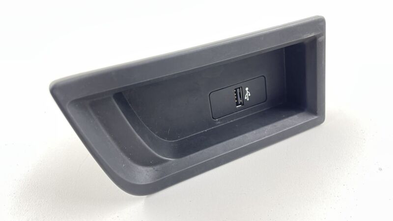 5116 9207357 / 51169207357 16-21 BMW M2 CENTER CONSOLE AUXILIARY AUX USB PLUG INPUT PORT 84109230248 OEM