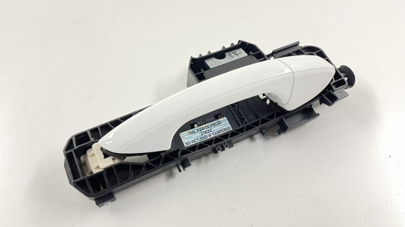 2047601634 / A2047601634 / A 204 760 16 34 1634 08-14 MERCEDES W204 W212 C E CLASS RIGHT FRONT OR REAR DOOR HANDLE WHITE