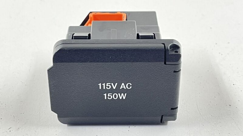 0008206251 / A0008206251 / A 000 820 62 51 6251 10-13 MERCEDES BENZ S550 W221 115V AC 150W SOCKET OUTLET PORT 0008206251