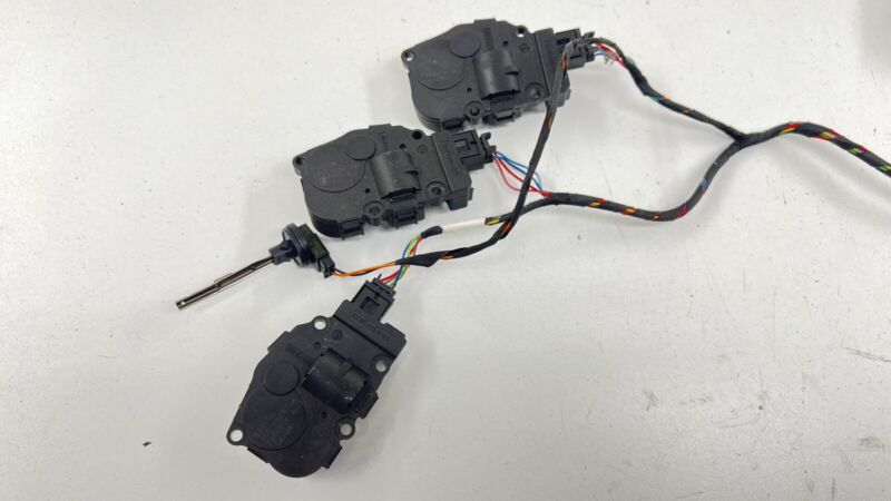 2058200183 / A2058200183 / A 205 820 01 83 0183 15-21 MERCEDES C63S W205 HVAC BOX HEATER AC FLAP MOTOR AIR MIX ACTUATOR