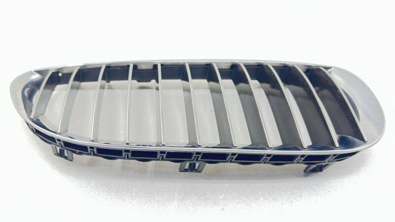 7 077 935 / 7077935 06-10 BMW M6 E63 E64 LEFT & RIGHT FRONT UPPER BUMPER KIDNEY GRILL TRIM PAIR OEM