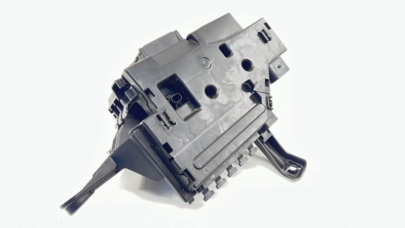 A 205 540 17 50 1750 / A2055401750 / 2055401750 15-21 MERCEDES-BENZ C63S W205 ENGINE BAY FUSE RELAY JUNCTION BOX OEM