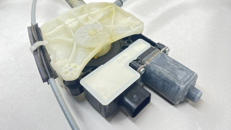 0 130 822 109 / 0130822109 20-24 TOYOTA GR SUPRA PASSENGER RIGHT DOOR GLASS WINDOW REGULATOR W/ MOTOR OEM