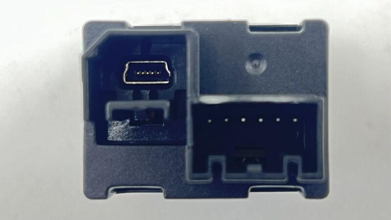 84789791 2021 CHEVROLET CAMARO ZL1 CENTER CONSOLE USB PORT W/ NAVIGATION SD CARD OEM