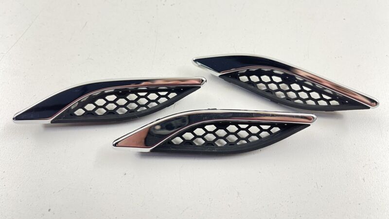 670028905 14-22 MASERATI GHIBLI RIGHT FRONT FENDER AIR VENT GRILLE COVER TRIM SET OF 3 OEM