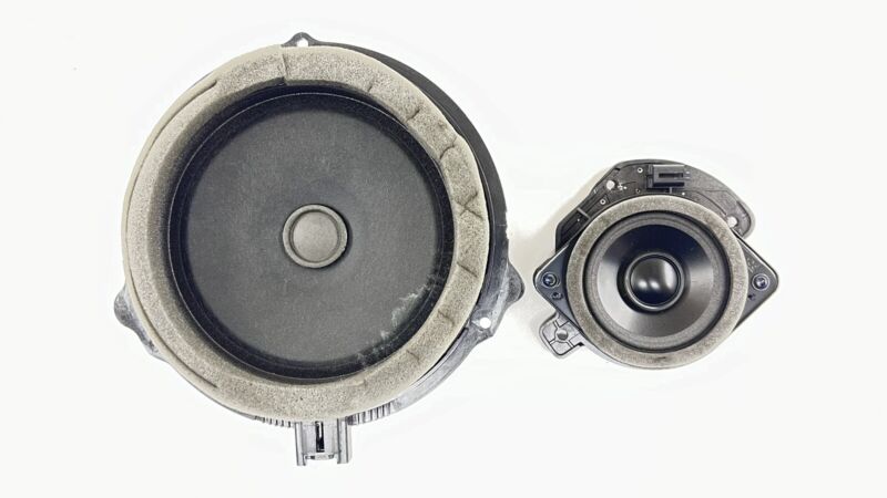 KR3T-19B140-BC / KR3T 19B140 BC / KR3T19B140BC 20-22 FORD MUSTANG GT500 DRIVER LEFT DOOR SPEAKER SET OEM