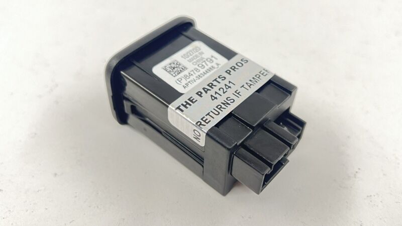 84789791 2021 CHEVROLET CAMARO ZL1 CENTER CONSOLE USB PORT W/ NAVIGATION SD CARD OEM