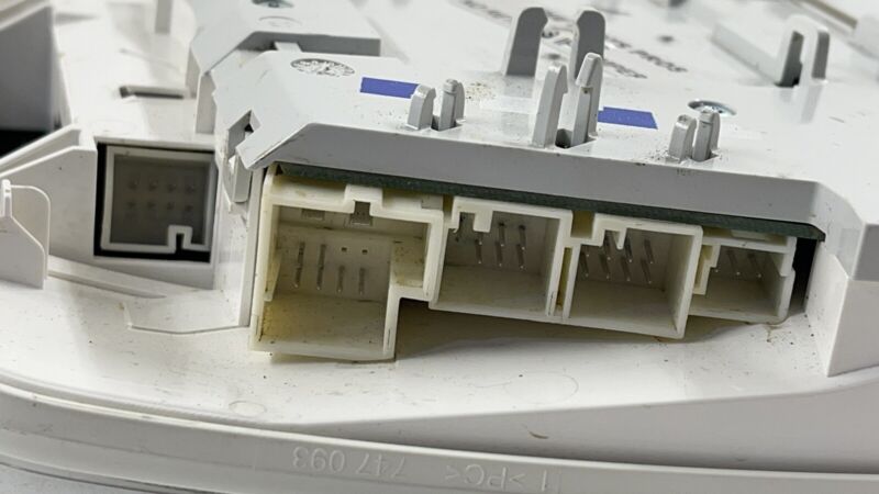 2048201923 / A2048201923 / A 204 820 19 23 1923 14-17 MERCEDES BENZ E550 W207 FRONT OVERHEAD CONSOLE READING LIGHT LAMP