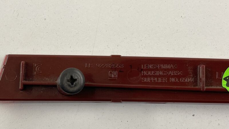 92282553 16-20 CHEVROLET CAMARO SS DRIVER LEFT REAR BUMPER REFLECTOR MARKER 92282553 OEM