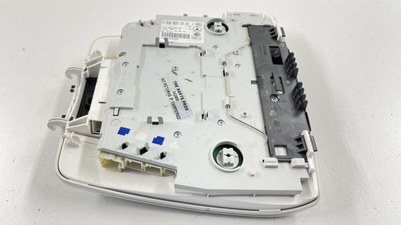 2048201923 / A2048201923 / A 204 820 19 23 1923 14-17 MERCEDES BENZ E550 W207 FRONT OVERHEAD CONSOLE READING LIGHT LAMP