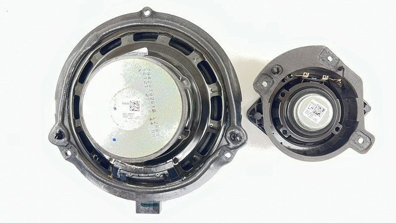KR3T-19B140-BC / KR3T 19B140 BC / KR3T19B140BC 20-22 FORD MUSTANG GT500 DRIVER LEFT DOOR SPEAKER SET OEM