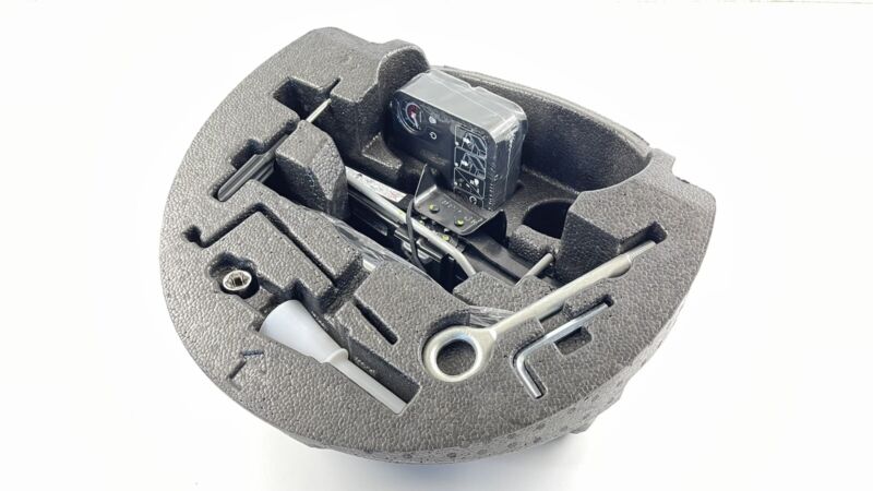 670031773 17-19 MASERATI GHIBLI EMERGENCY SPARE TIRE JACK LIFT TOOL KIT AIR TIRE PUMP OEM