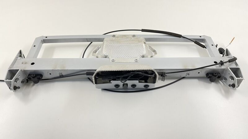 08-15 AUDI R8 SPYDER REAR CROSSMEMBER FRAME SUPPORT BRACKET HATCH LATCH LOCK OEM