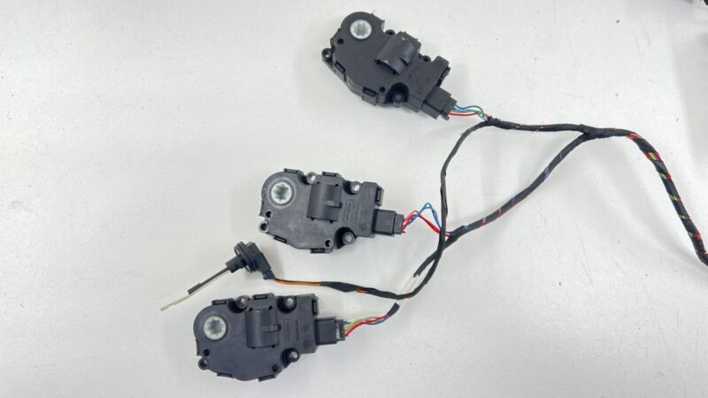2058200183 / A2058200183 / A 205 820 01 83 0183 15-21 MERCEDES C63S W205 HVAC BOX HEATER AC FLAP MOTOR AIR MIX ACTUATOR