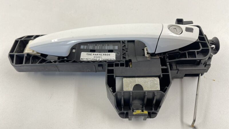 2047601534 / A2047601534 / A 204 760 15 34 1534 08-14 MERCEDES BENZ W204 C CLASS DRIVER LEFT FRONT EXTERIOR DOOR HANDLE