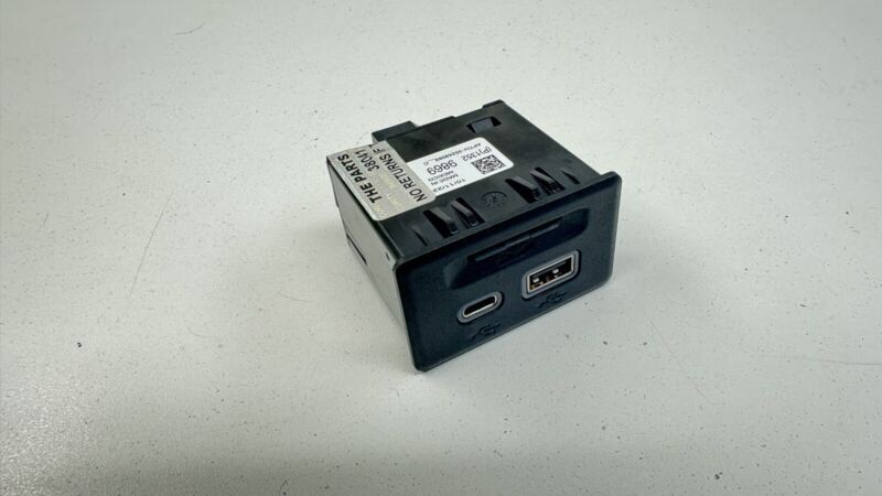13529869 22-23 CADILLAC CT4 V BLACKWING CENTER CONSOLE USB PORT W/ NAVIGATION SD CARD OEM