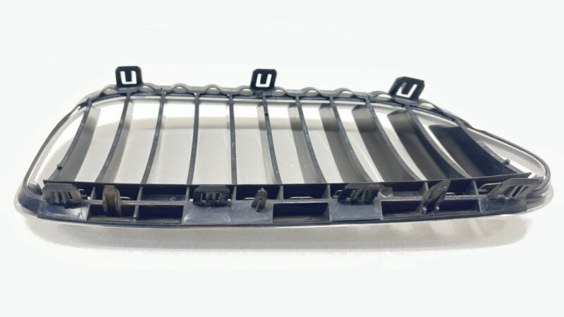 7 077 935 / 7077935 06-10 BMW M6 E63 E64 LEFT & RIGHT FRONT UPPER BUMPER KIDNEY GRILL TRIM PAIR OEM