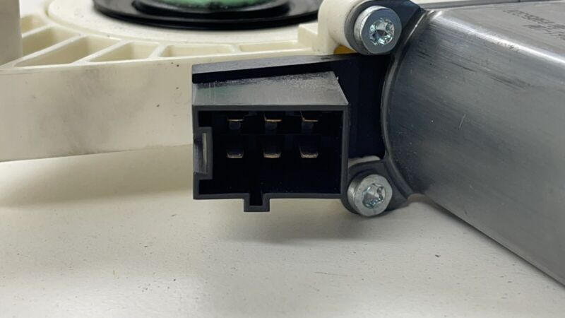 2218203042 / A2218203042 / A 221 820 30 42 3042 07-13 MERCEDES W221 S CLASS PASSENGER RIGHT REAR DOOR GLASS WINDOW MOTOR