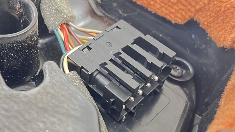 987.645.564.01 / 987 645 564 01 / 98764556401 05-12 PORSCHE BOXSTER 987 REAR SUBWOOFER BASSBOX SPEAKER BOSE TERRACOTTA O