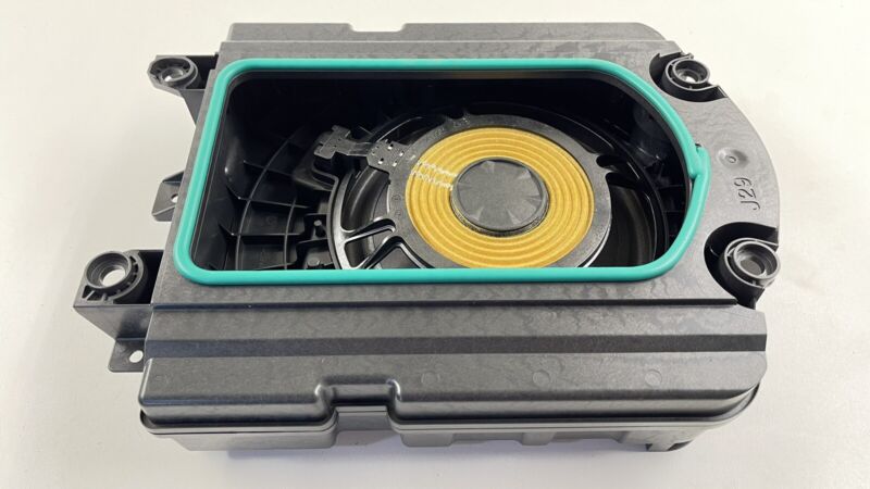 2622492 20-23 TOYOTA SUPRA LEFT OR RIGHT REAR SPEAKER SUBWOOFER SUB WOOFER 2622492 OEM