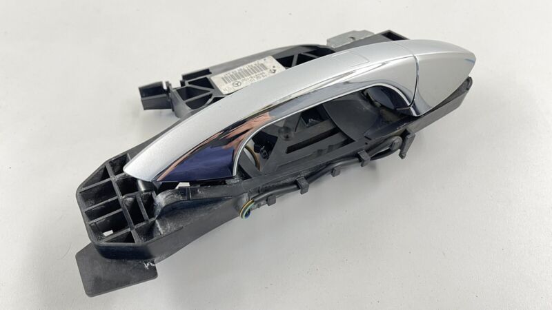 2217600834 / A2217600834 / A 221 760 08 34 0834 07-13 MERCEDES BENZ W221 S CLASS PASSENGER RIGHT REAR EXTERIOR DOOR HAND