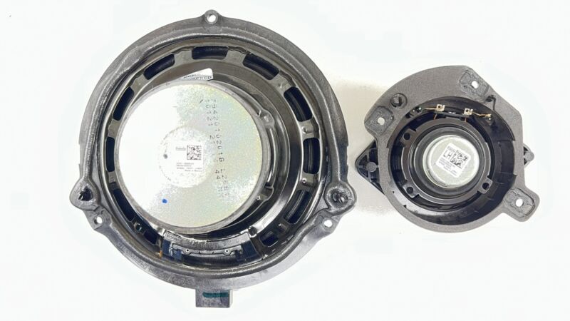 KR3T-19B140-BC / KR3T 19B140 BC / KR3T19B140BC 20-22 FORD MUSTANG GT500 DRIVER LEFT DOOR SPEAKER SET OEM