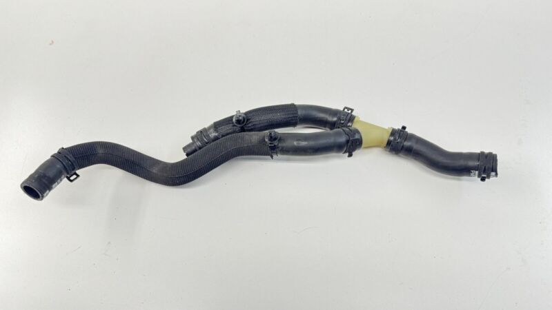 84237825 22–23 CADILLAC CT4 V BLACKWING FRONT COOLANT RADIATOR HOSE DUCT PIPE TUBE OEM