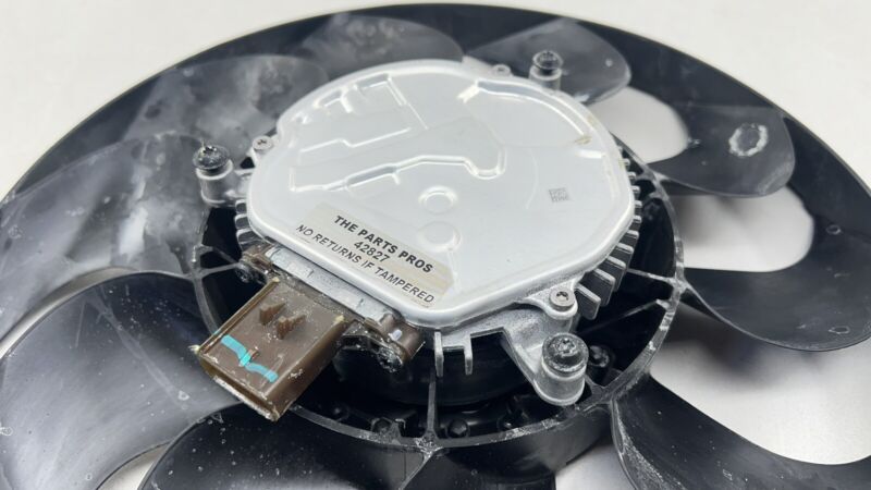 0399301091 23-24 NISSAN Z RADIATOR FAN COOLING MOTOR WITH FAN BLADE PAIR OEM