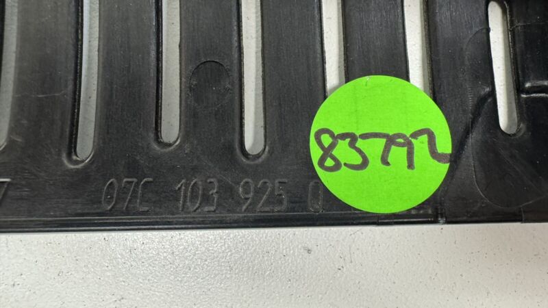 07C 103 925 / 07C103925 13-18 BENTLEY FLYING SPUR ENGINE INTAKE MANIFOLD COVER 07C 103 925 Q OEM