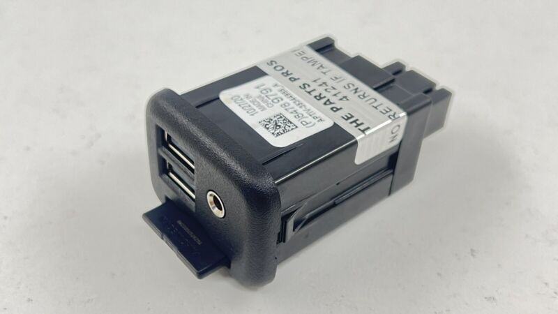 84789791 2021 CHEVROLET CAMARO ZL1 CENTER CONSOLE USB PORT W/ NAVIGATION SD CARD OEM