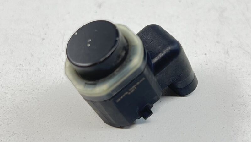1S0.919.275.A / 1S0 919 275 A / 1S0919275A 13-18 BENTLEY FLYING SPUR LEFT FRONT OUTER PARKING PARK SENSOR WITH BRACKET O