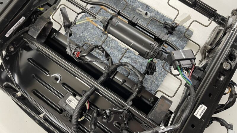 12-16 TESLA MODEL S RIGHT FRONT LOWER SEAT TRACK SEAT RAIL SEAT FRAME OEM