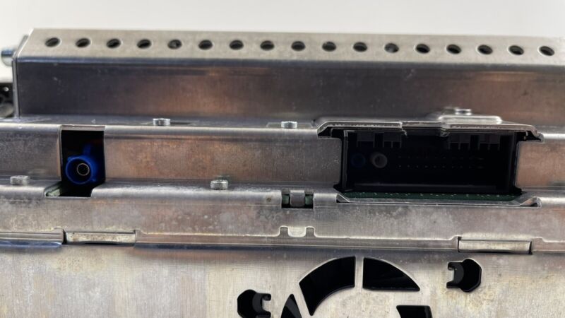 2218200326 / A2218200326 / A 221 820 03 26 0326 07-09 MERCEDES BENZ W221 S550 NAVIGATION CD CHANGER PLAYER COMMAND HEAD