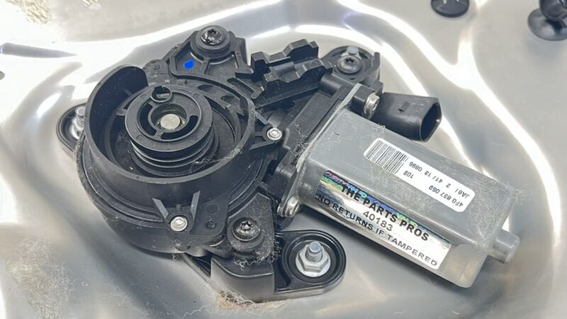 8P0 955 557 / 8P0955557 13-18 BENTLEY FLYING SPUR LEFT FRONT DOOR WINDOW REGULATOR MOTOR CARRIER OEM