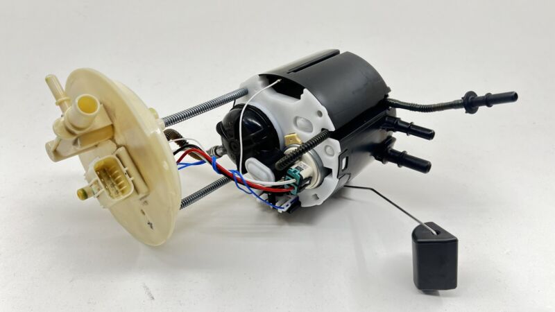 8561 7033 / 85617033 22-24 CADILLAC CT4 V BLACKWING GAS TANK FUEL PUMP SENDING UNIT 85617033 OEM
