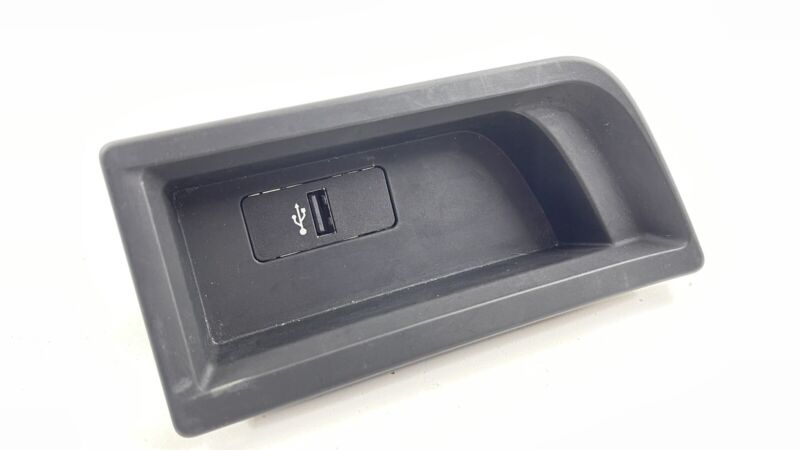 5116 9207357 / 51169207357 16-21 BMW M2 CENTER CONSOLE AUXILIARY AUX USB PLUG INPUT PORT 84109230248 OEM