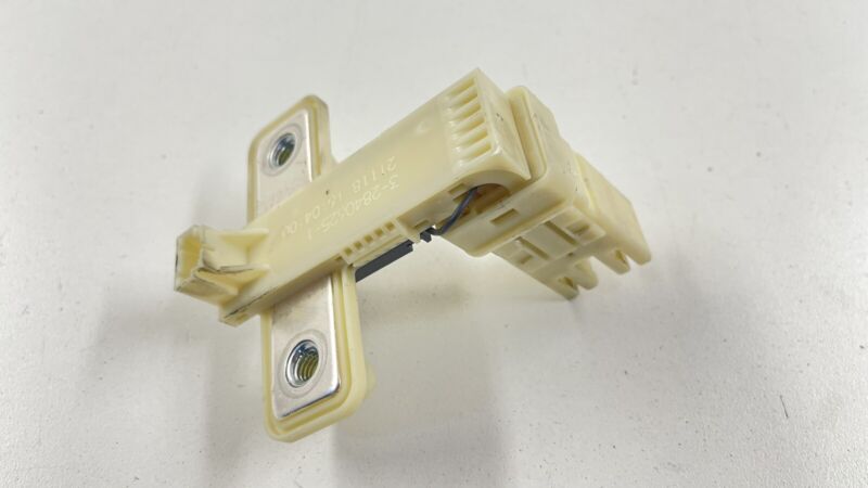 3-2840625-1 / 3 2840625 1 / 328406251 20-23 TESLA MODEL Y BATTERY END LINK TERMINAL FUSE RELAY MODULE 2840625 OEM