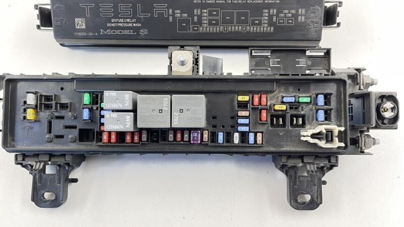 1119059-00-A / 1119059 00 A / 111905900A 17-20 TESLA MODEL S FRONT FUSE RELAY JUNCTION BOX MODULE 1094405-00-D OEM