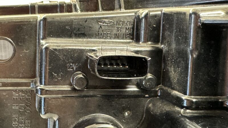 JR3B-13200-AF / JR3B 13200 AF / JR3B13200AF 18-23 FORD MUSTANG GT RIGHT FRONT DAY TIME RUNNING LIGHT FOGLIGHT LAMP OEM
