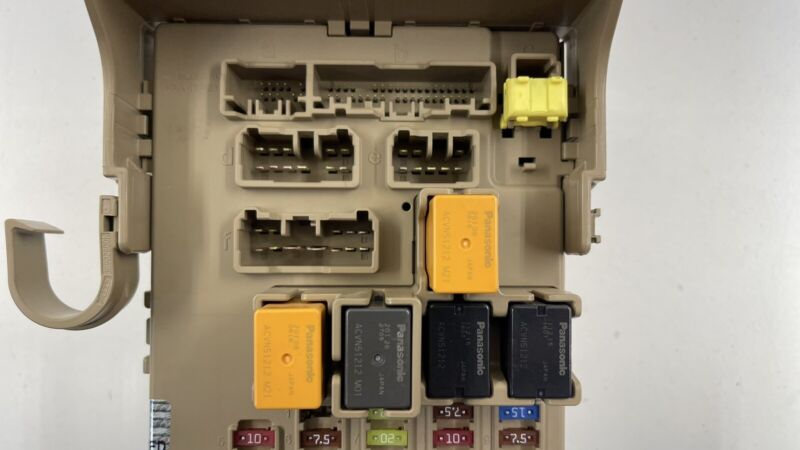 82201VC011 22-23 SUBARU WRX INTERIOR CABIN FUSE RELAY JUNCTION BOX 82201VC011 OEM