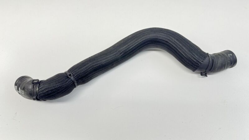 84237825 22–23 CADILLAC CT4 V BLACKWING FRONT COOLANT RADIATOR HOSE DUCT PIPE TUBE OEM