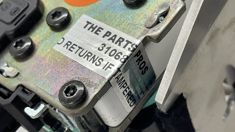 427 857 775 / 427857775 11-15 AUDI R8 SPYDER DRIVER LEFT FRONT SEATBELT SEAT BELT RETRACTOR OEM