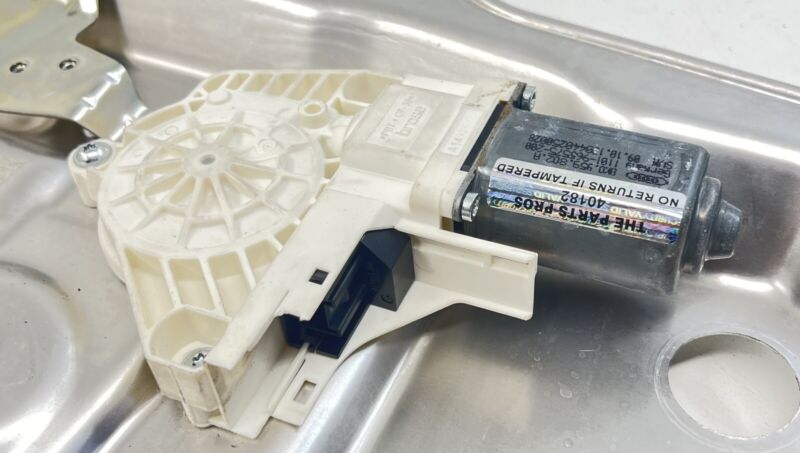 8P0 955 557 / 8P0955557 13-18 BENTLEY FLYING SPUR LEFT FRONT DOOR WINDOW REGULATOR MOTOR CARRIER OEM