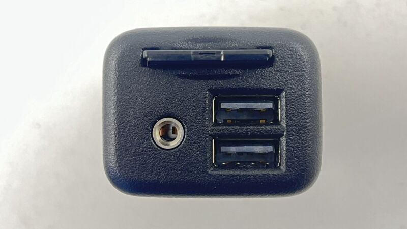 84789791 2021 CHEVROLET CAMARO ZL1 CENTER CONSOLE USB PORT W/ NAVIGATION SD CARD OEM