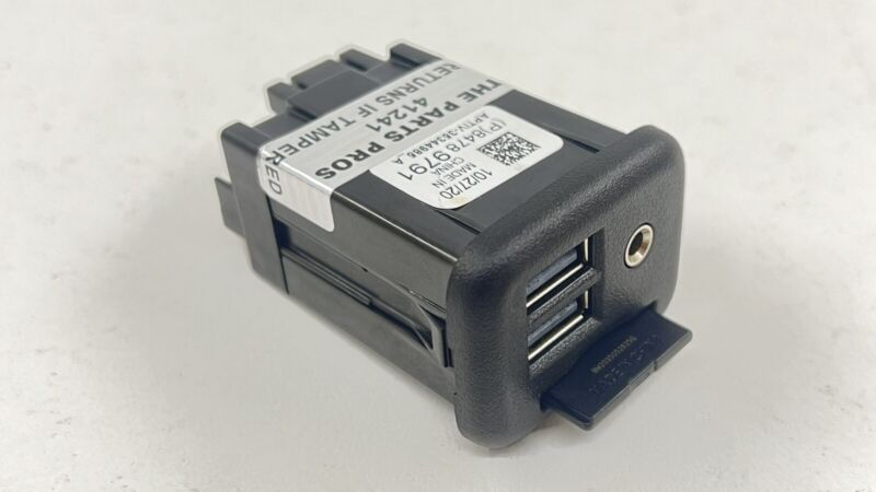 84789791 2021 CHEVROLET CAMARO ZL1 CENTER CONSOLE USB PORT W/ NAVIGATION SD CARD OEM