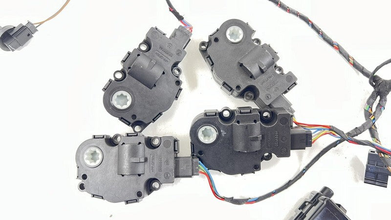 2058200183 / A2058200183 / A 205 820 01 83 0183 15-21 MERCEDES C63S W205 HVAC BOX HEATER AC FLAP MOTOR AIR MIX ACTUATOR