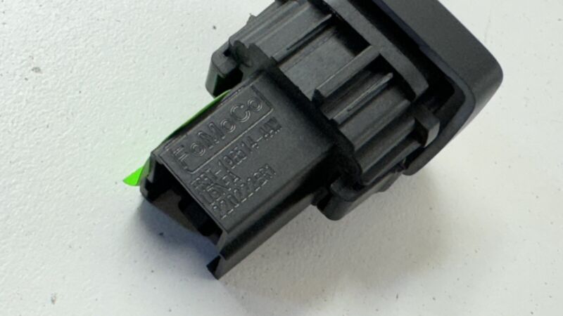 FR3T-19B514-AAW / FR3T 19B514 AAW / FR3T19B514AAW 18-23 FORD MUSTANG GT REAR TRUNK OPEN RELEASE CONTROL SWITCH BUTTON OE